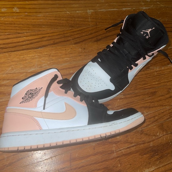 Womens Air Jordan 1 Mid - Picture 2 of 5